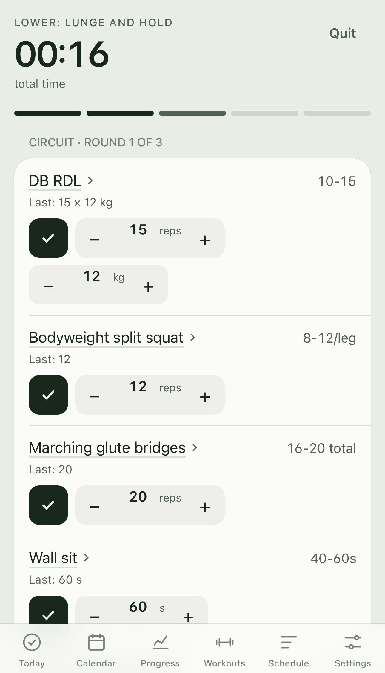 Workout timer screen showing total time, round 1 of 3 of the circuit, and rep and weight steppers per exercise with the last session's numbers as a hint